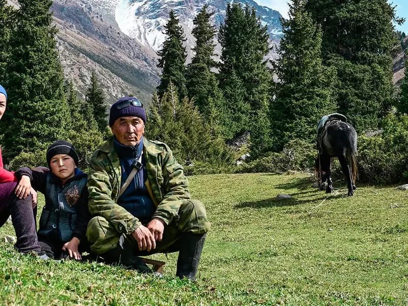 ** Tanrı Dağları'nda Kaybolan Türk Ailesi Kurtarıldı

**