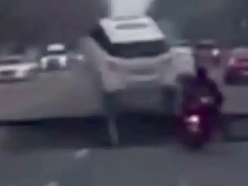 Güney Kore Otoyolunda Dev Çukur: Motosiklet Kayıp!