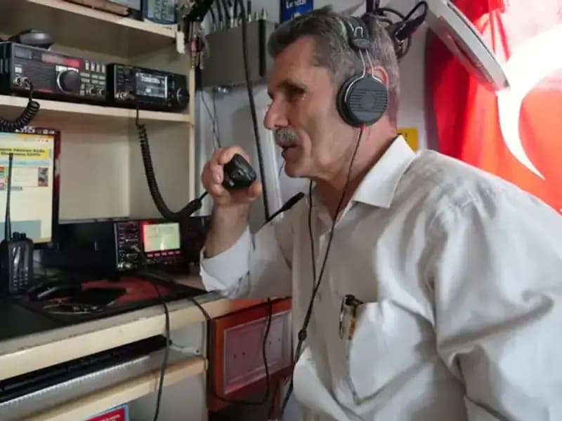 Evinde Kurduğu Telsiz İstasyonu ile 180 Ülkeye Ulaşıyor