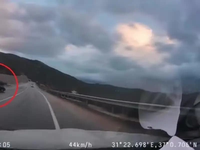 Manavgat'ta Kaygan Yolda Kontrolden Çıkan Araç Kazası