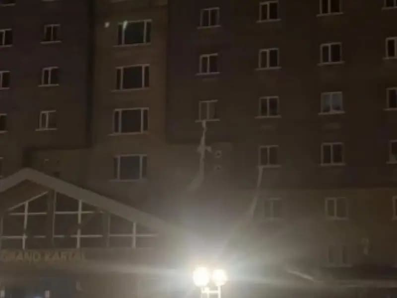 Oteldeki Yangından Çarşaflarla Kurtulmaya Çalıştılar