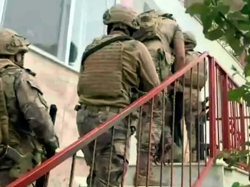 İzmir'de FETÖ/PDY Operasyonunda 9 Kişi Gözaltına Alındı