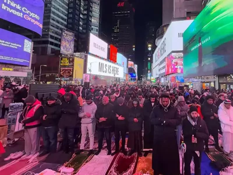 New York Times Meydanı’nda Tarihi Teravih Namazı: Rengarenk Bir İftar İle Buluşma