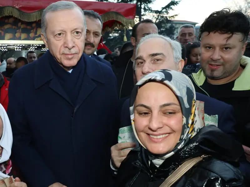 Cumhurbaşkanı Erdoğan, Sultanahmet'te Vatandaşların Kandilini Kutladı