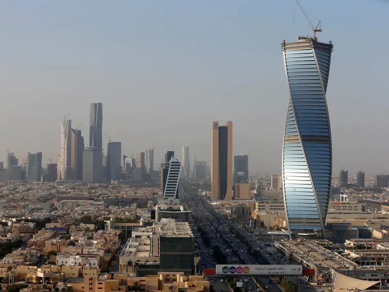 Riyad’da Peş Peşe Patlama Sesleri: Dört Füze İmha Edildi