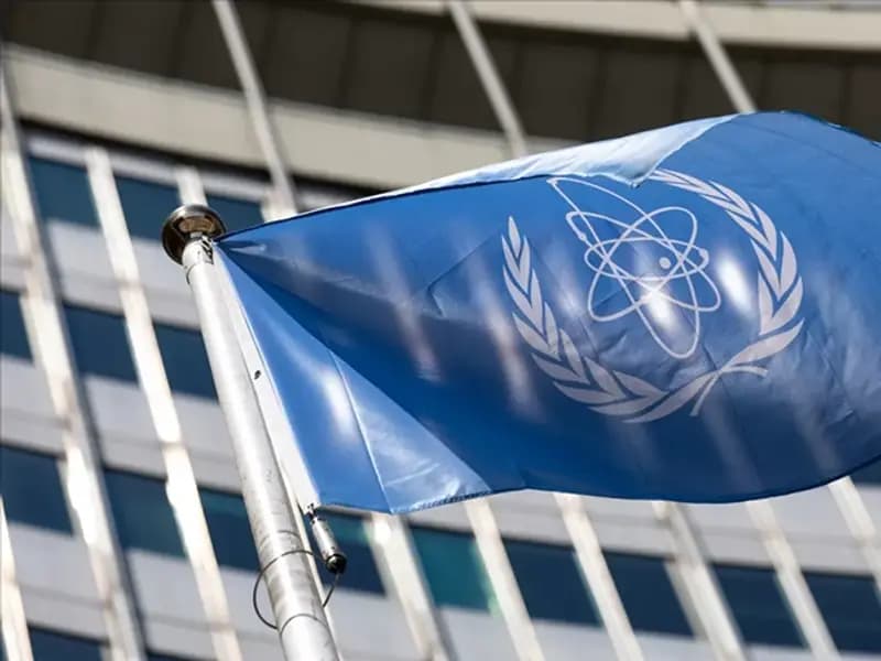 İran'da Buşehr Nükleer Santrali'ne Füze İsabet Etti