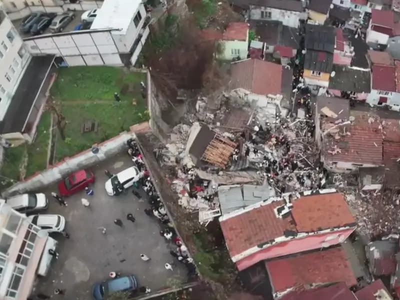 İstanbul Fatih'te İki Bina Çöktü: Yaralılar ve Kurtarma Çalışmaları Devam Ediyor