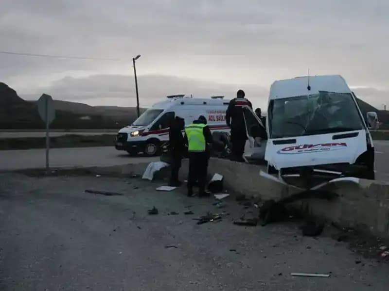 Yerel İşçi Servisi İnit Duvarına Çarptı: Olayın Ayrıntıları