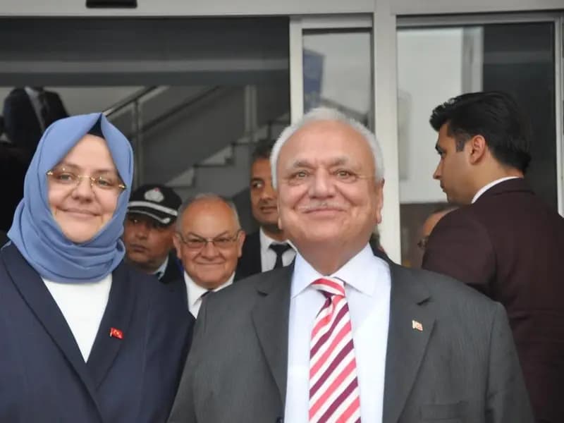 Eski Bakanlar Zincirleme Trafik Kazasında Yaralandı