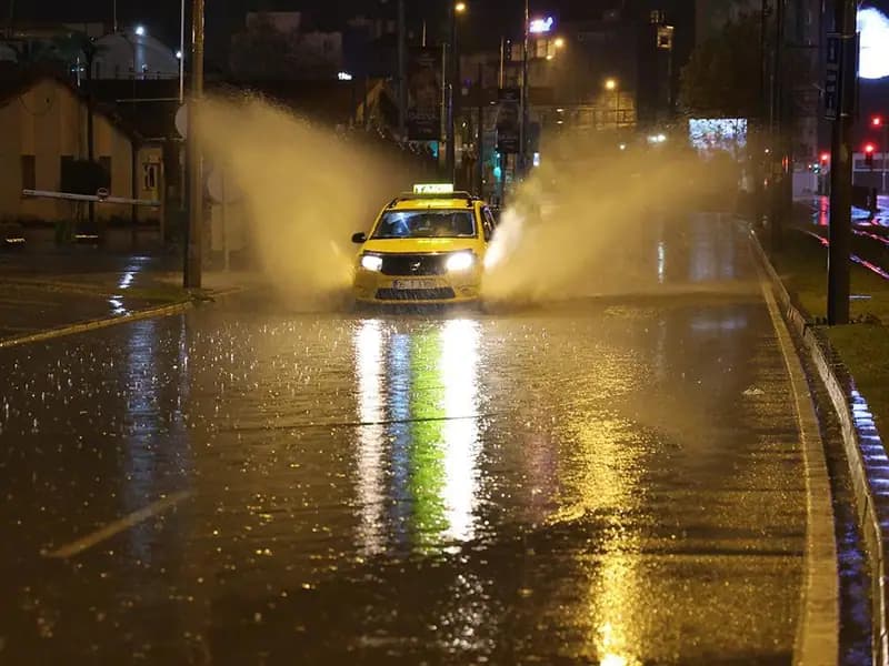 İzmir'de Şiddetli Yağmur: Yollar Sular Altında