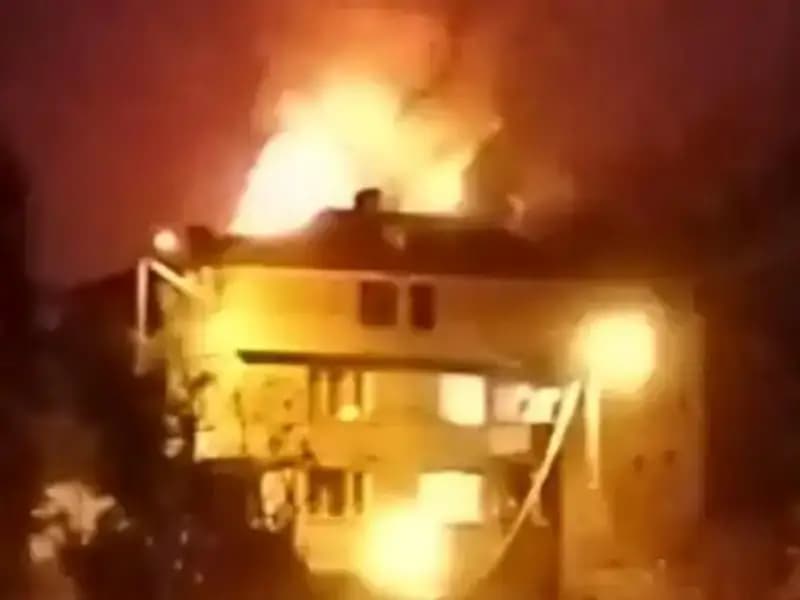 Saman Dolu Çatı Yangını: Mahalleli Olay Anında Sokağa Döküldü