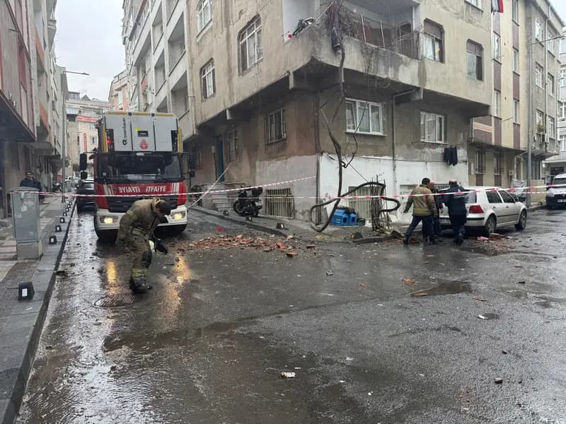 Bağcılar'da 4 Katlı Binanın Çatısında Kısmi Çökme Olayı