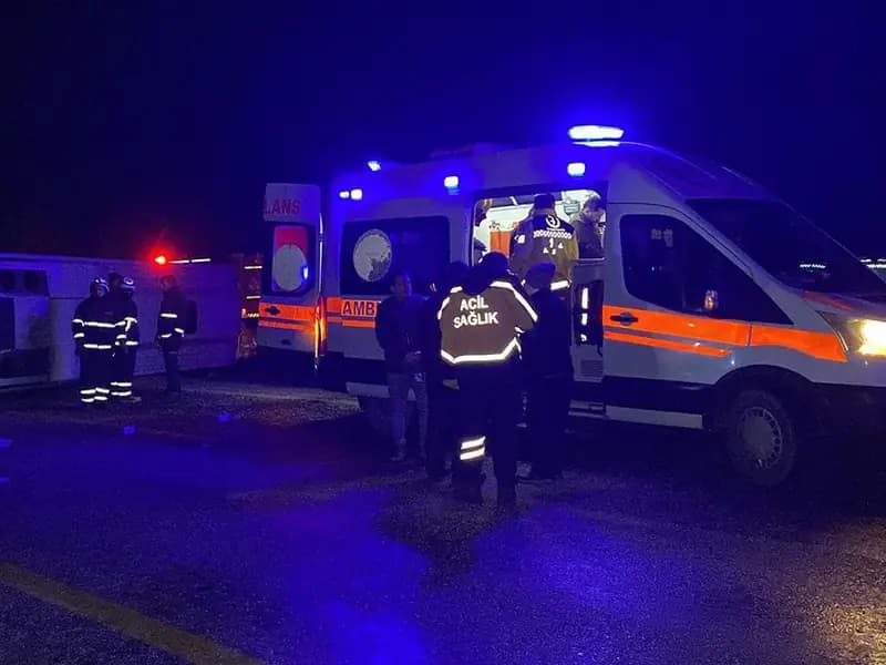 Cenazeye gidenleri taşıyan midibüs devrildi: 24 yaralı