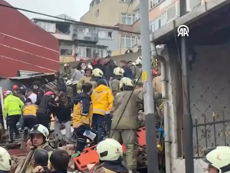 Fatih'te Patlama: İki Bina Çöktü, 9 Kişi Göçükte Kaldı