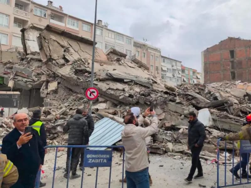 Güngören'de bina çökmesi: 5 kişi enkaz altında kaldı