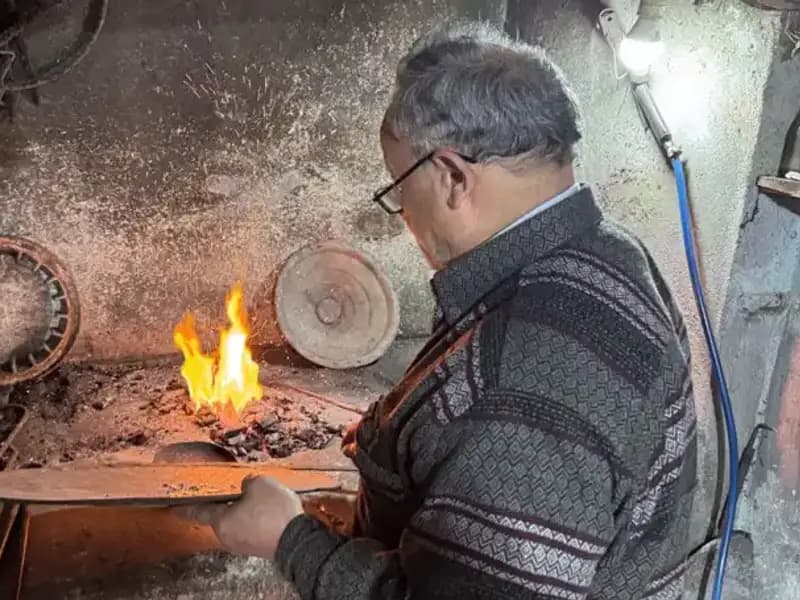 Gelenekten Geleceğe: 20 Metrekarelik Dükkanında Baba Mesleğini Yaşatıyor
