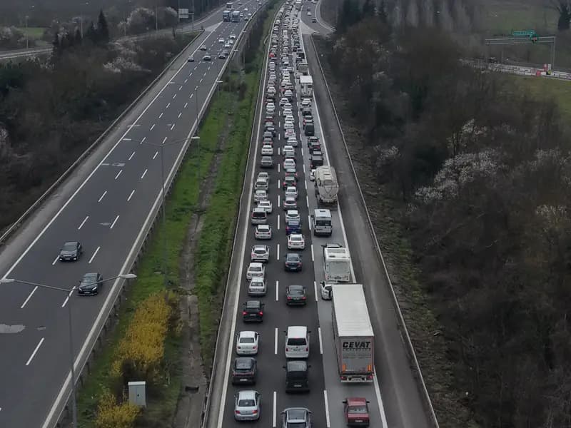 İstanbul'a dönüş yollarında yoğun trafik, tatil bitiyor!