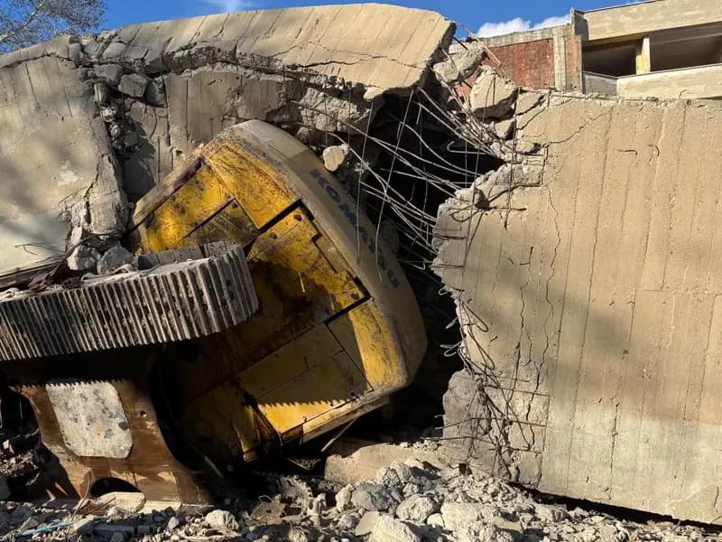 Uşak'ta İş Makinesi Yıkım Sırasında Çöken Binanın Altında Kaldı