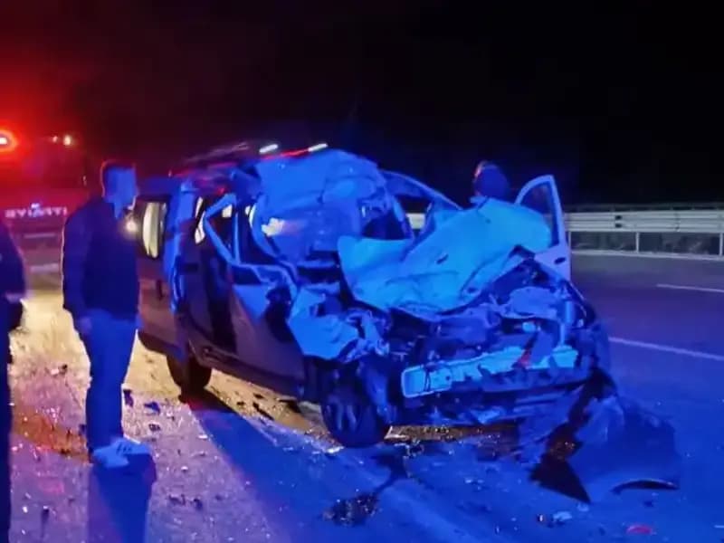 Otoyolda Feci Kaza: TIR'a Çarpan Araç Hurdaya Döndü