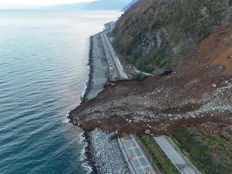 Artvin’deki Heyelanda 100 Bin Ton Toprak Kütlesi Hareket Etti