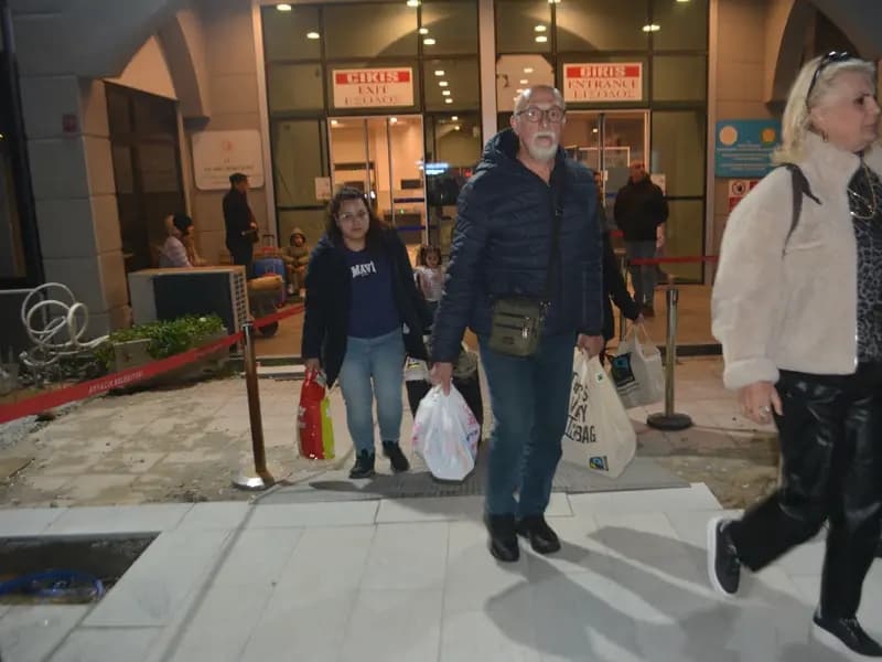 Midilli Adası'nda Kriz Çözüldü: Mahsur Kalan Türk Tatilciler Yurda Döndü