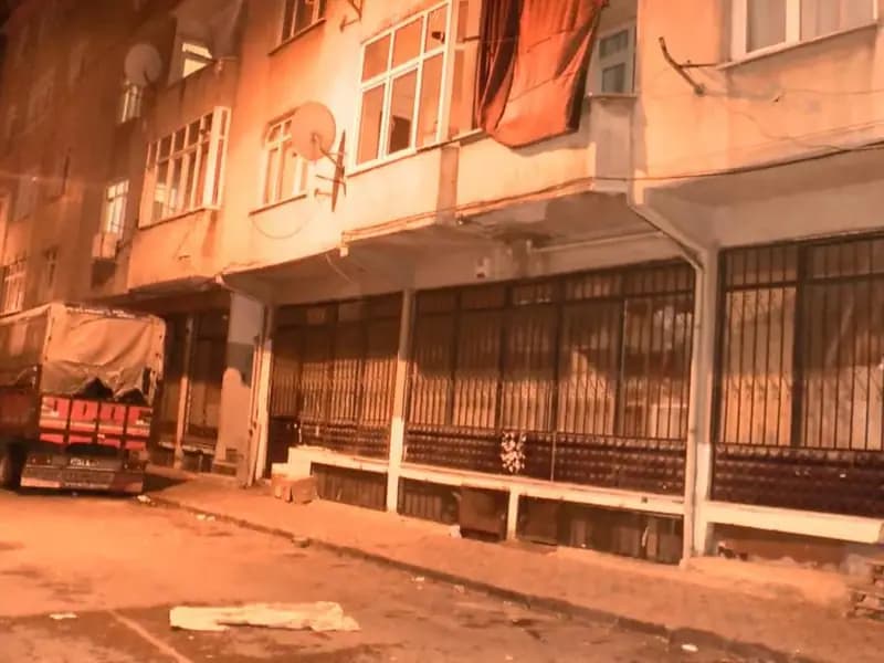 ** Esenler'de Kolonları Çatlayan Bina Tahliye Edildi
**