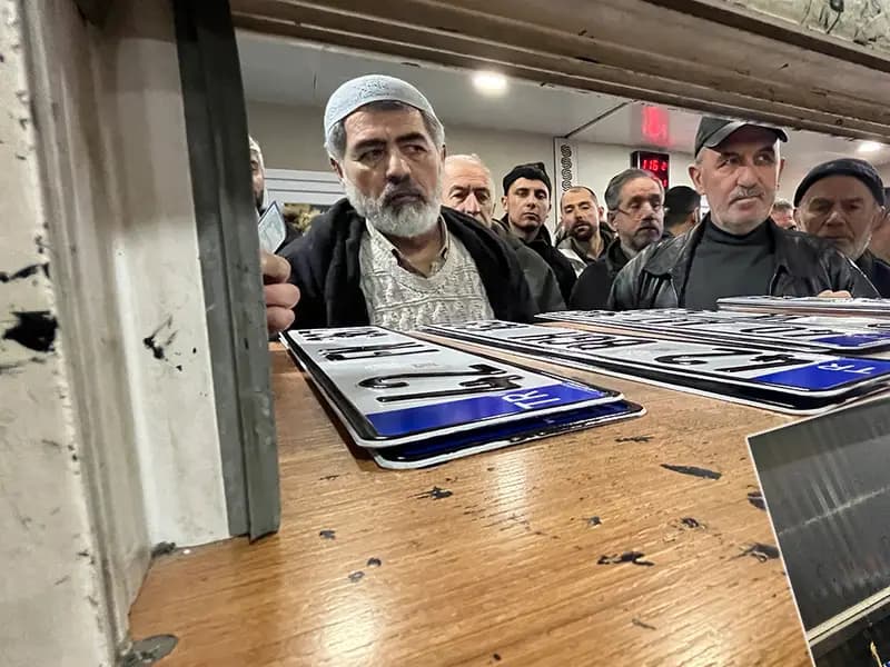 Plaka Değişim Sürecinde Uzun Kuyruklar ve Yoğun Mesai