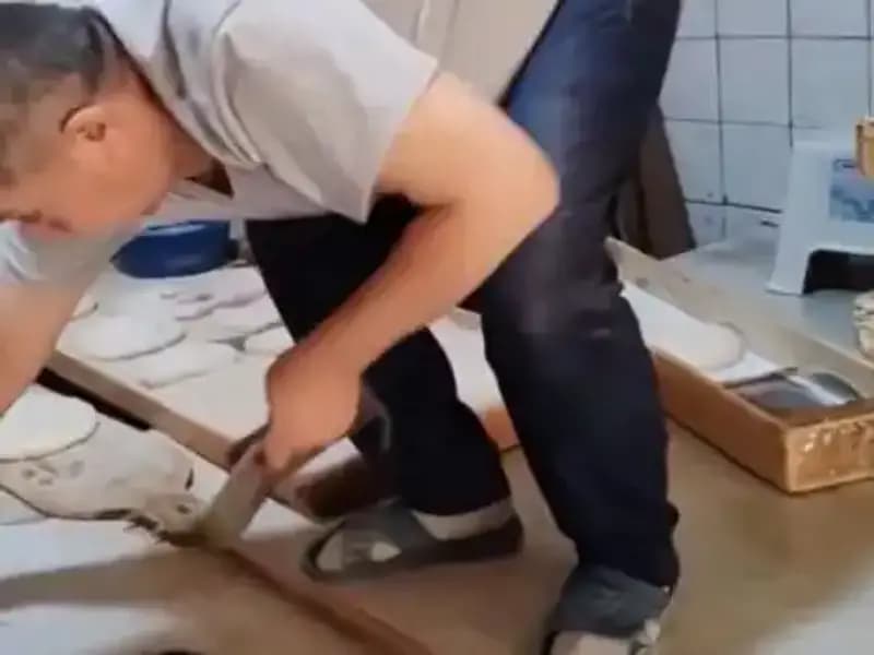 Pide Tezgahında Terlik İle Yürüyen Usta, Fırına 105 Bin TL Ceza Kaptı