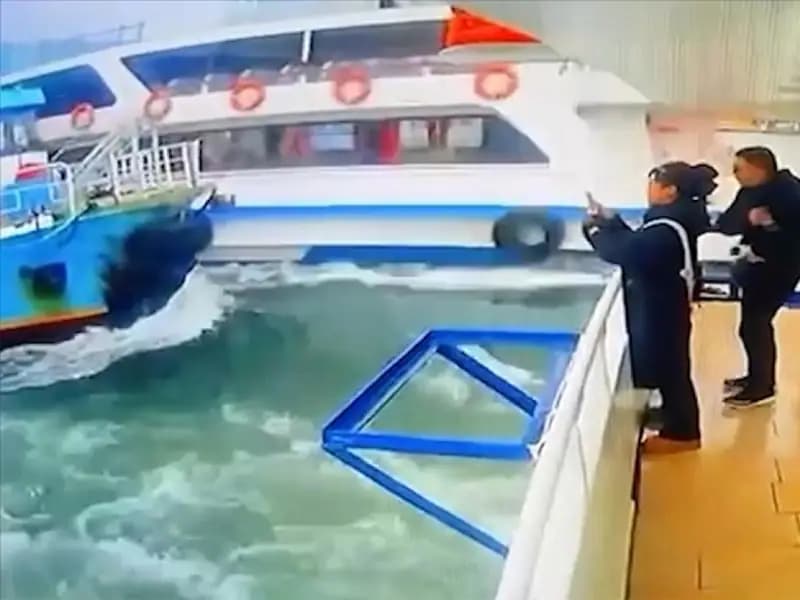 Haliç'te İki Tekne Çarpıştı!