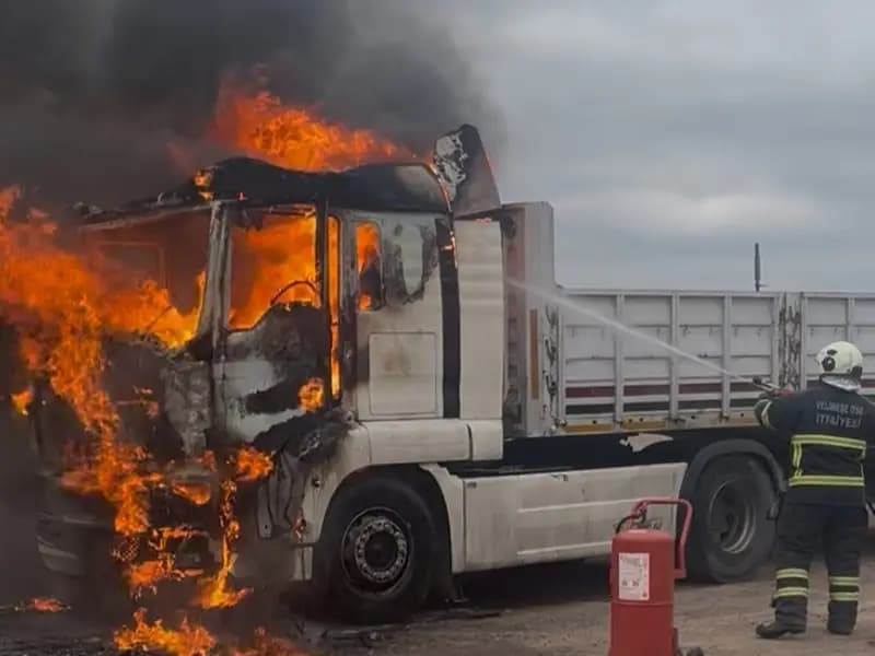 Tekirdağ'da Park Halindeki Tır Alev Alev Yandı, Şoför Hastaneye Kaldırıldı