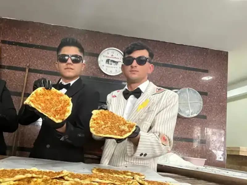 Takım Elbiseli Fırıncılar: Şıklık ve Lezzeti Buluşturan İlgi Odağı