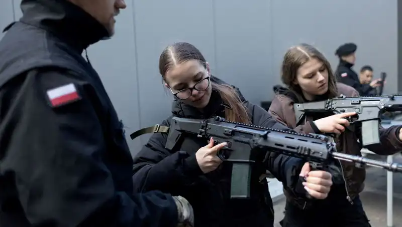 Polonya, Olası Savaş Senaryolarına Karşı Sivilleri Askeri Eğitime Tabii Tutuyor