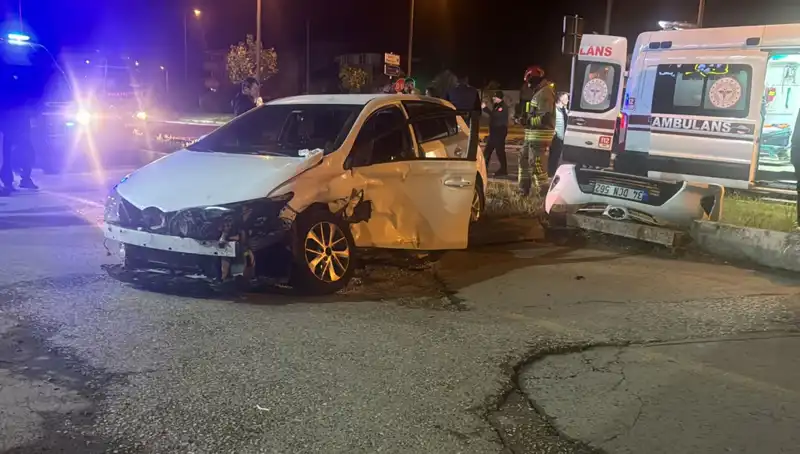 Pikap ve Otomobil Çarpıştı: Kaza Anına Tanıklık Edenlerin Şaşkınlıkları