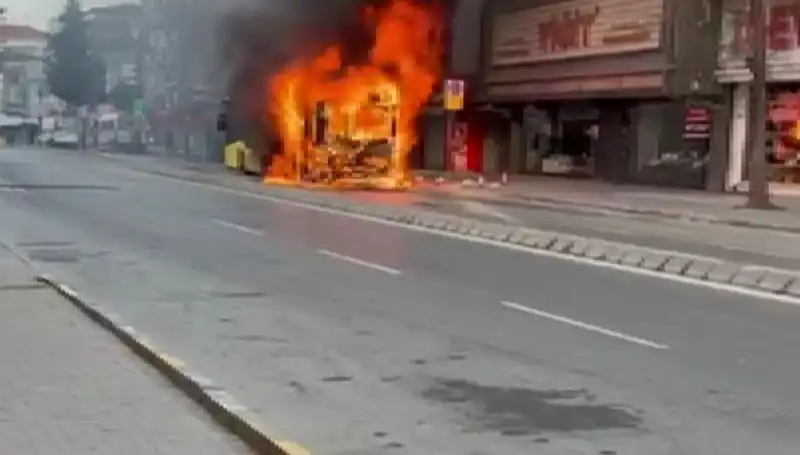 Ümraniye'de Göz Göre Göre Olan Yangın: Korku Dolu Anlar