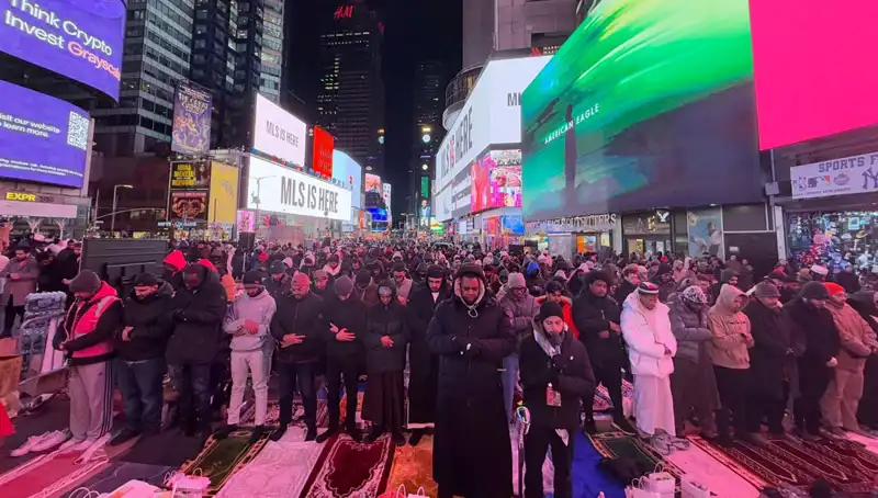 New York Times Meydanı’nda Tarihi Teravih Namazı: Rengarenk Bir İftar İle Buluşma