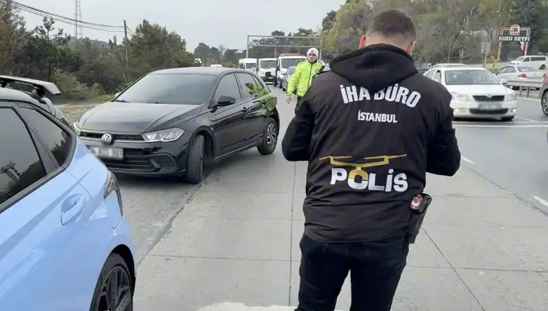 Emniyet Şeridini İhlal Eden Şoför Suçunu Yolda Buldu: Skandal Görüntüler Ortaya Çıktı