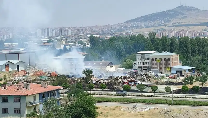Otluk Alandaki Yangın, Depoyu Alev Alev Yaktı: Detaylar İçin Tıklayın!