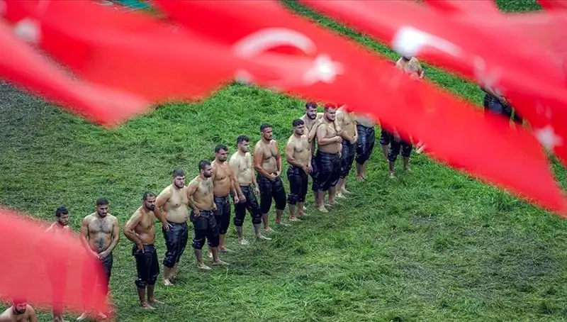 Kırkpınar Yağlı Güreşleri Başlıyor: Efsane Pehlivanlar Tarihi Arenada Mücadele Edecek