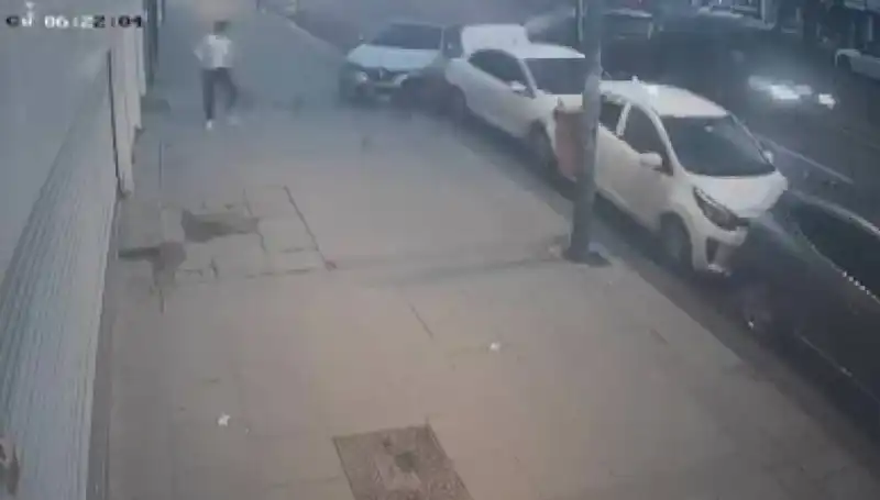 : Direksiyon Hakimiyetini Kaybeden Sürücü Park Halindeki Araçlara Çarptı