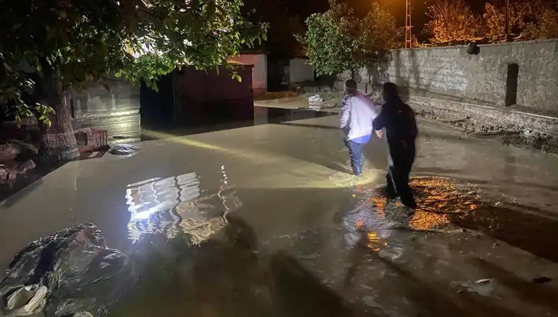 20 Dakikalık Şiddetli Yağış Sel Felaketi Yarattı: Evsiz Kalanlar Var!