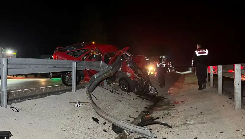İstanbul'da Feci Kaza: Bariyerlere Çarpan Otomobilde İki Can Kaybı