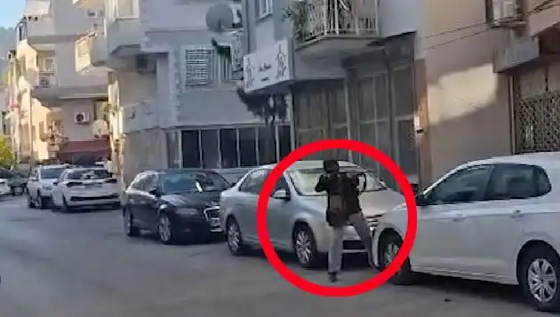 İzmir'de Gerilim Dolu Anlar: Saldırgan ile Güvenlik Güçleri Arasında Çatışma