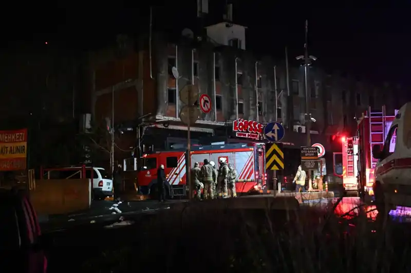 Maslak'ta Yangın Paniği: Beş Araç Kül Oldu, İhmal Soruşturması Başlatıldı