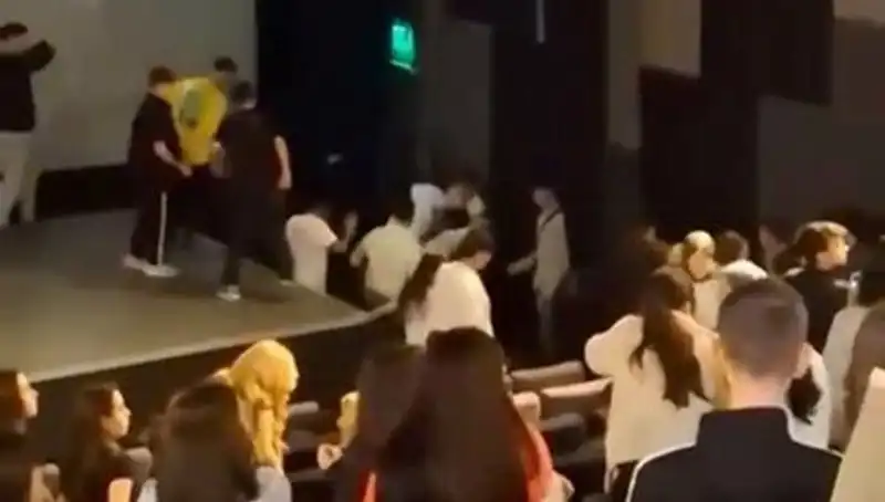 Rapçi Çakal'ın Konserdeki Hayran Çatışması Sosyal Medyada Gündem Oldu