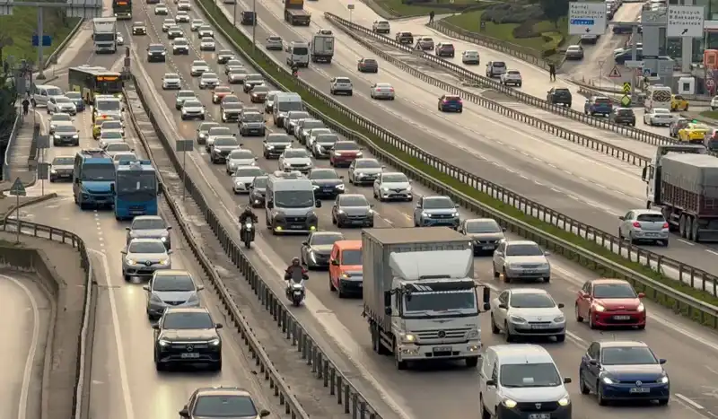 Anadolu Yakası’nda Sabah Trafiğinde Adım Adım İlerleyen Araçlar