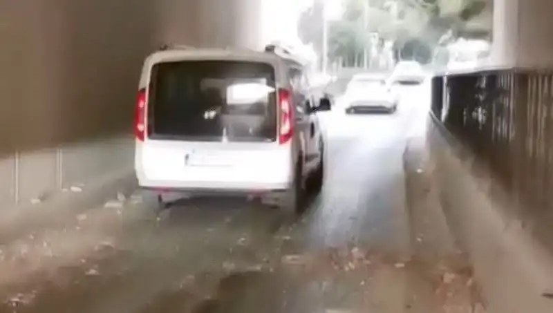 Korkunç Trafik Kazası: Beton Parçaları Araçların Üzerine Düşerek Panik Yarattı