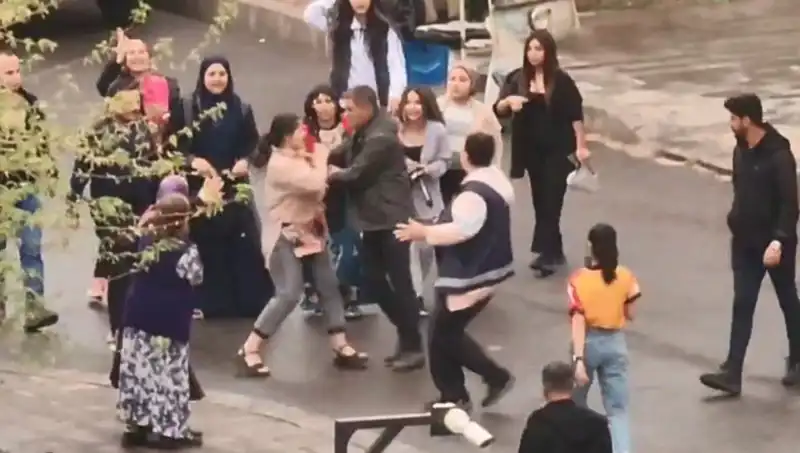 Adliye Önünde Gerilim: Tekmeli ve Yumruklu Kavga Gündem Oldu