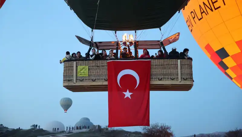 Kapadokya'da 23 Nisan Coşkusu: Balonlar Türk Bayrakları ile Gökyüzüne Yükseldi