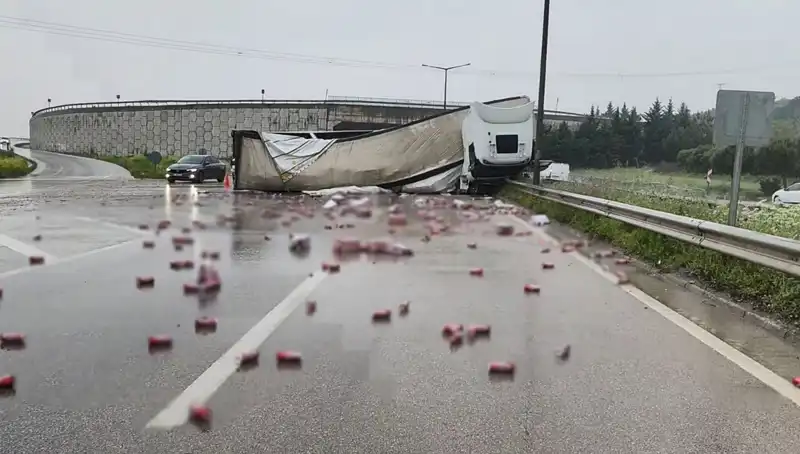 TIR Devrildi, Yolda Şişelerle Dolu Dalış: Alkol Saçıldı!