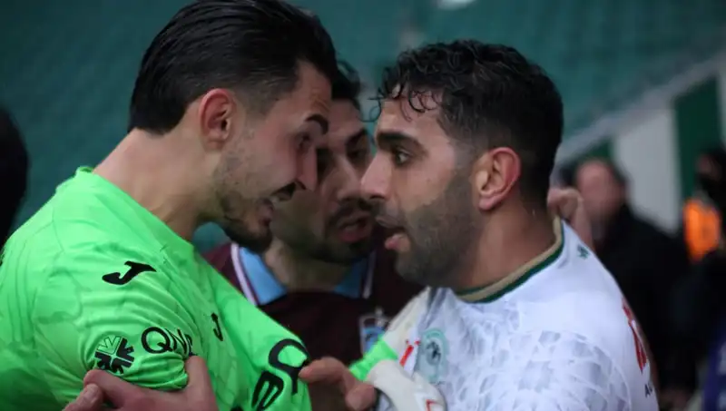 Konyaspor-Trabzonspor Maçında Gerginlik Tırmandı: Futbolcular Arasında Savaş Ortamı